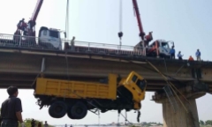 Mất lái, xe tải 11 tấn