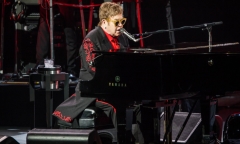 Mất giọng ngay tại buổi biểu diễn, Elton John rời sân khấu trong nước mắt