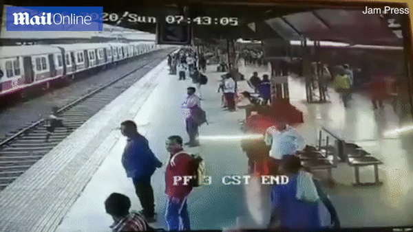 Liều lĩnh băng qua đường ray đúng lúc tàu lao đến, cậu bé thoát chết trong gang tấc
