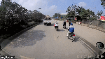 Video: Đua tốc độ với ô tô tải chở gỗ, người phụ nữ đi xe máy suýt mất Tết