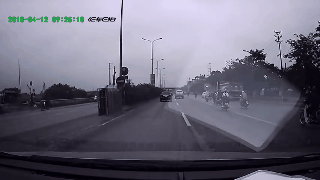 Video: Người đàn ông say xỉn nằm giữa đường ngủ, bị ô tô cán thảm khốc