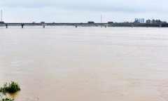 Hai học sinh lớp 8 bị lũ cuốn trên đường đi học về