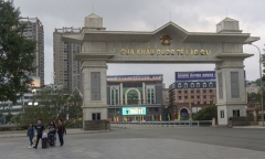 Trung Quốc bàn giao 4 công dân Việt Nam bị sốt về nước điều trị, cách ly