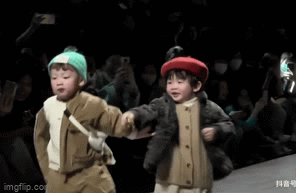 Video: Lần đầu catwalk, biểu cảm của những 