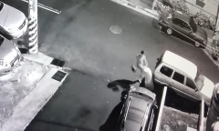 Clip: Cô gái bị bạn trai dùng mũ bảo hiểm đánh tới tấp vào đầu bạn gái, lý do 