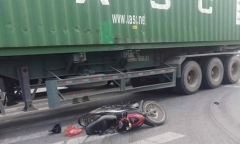 Tin tức tai nạn giao thông mới nhất hôm nay 17/11/2019: Va chạm với xe container, nữ tài xế tử vong
