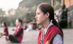 Thiếu nữ xinh đẹp gây