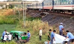 Tin tức tai nạn giao thông mới nhất hôm nay 10/7/2019: Tàu hỏa đâm xe taxi, 5 người thương vong