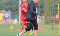 Video: HLV Park Hang Seo chấn thương đầu gối, đi tập tễnh trên sân tập 