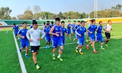CLB Hà Nội làm quen sân cỏ nhân tạo tại Triều Tiên