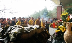 Nghệ An: Đội mưa gánh cặp bánh chưng 700kg lên núi dâng thân mẫu Bác Hồ