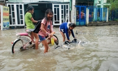 Đường Sài Gòn biến thành sông, người lớn vật lộn di chuyển, trẻ em vui đùa