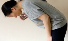 Mẹo tiết kiệm tiền điện tủ lạnh chỉ nhờ một bát nước, cách làm lại vô cùng đơn giản