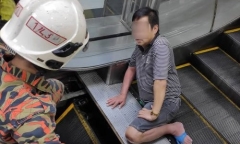 Malaysia: Xót xa người đàn ông bị thang cuốn 