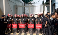 Malaysia: Hàng chục người bao vây sân bay vì nghi cựu thủ tướng tránh cáo buộc tham nhũng