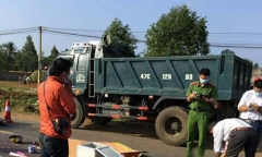 Tông vào chó chạy ngang đường, hai vợ chồng bị xe tải cán tử vong