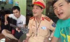 Cảnh sát giao thông hát cùng tài xế vi phạm