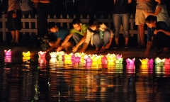 Những giọt nước mắt rơi trong lễ Vu Lan: Nhiều đóa hoa trắng vì mất cha thiếu mẹ