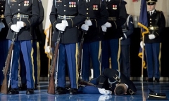 Nguyên nhân lính danh dự Mỹ đứng im khi đồng đội ngất trước mặt Obama