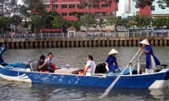 Thuyền du lịch trên kênh Nhiêu Lộc - Thị Nghè bị ném đá