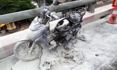 Xe máy bốc cháy ngùn ngụt khi đang lưu thông trên cầu vượt
