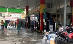 Sài Gòn: Cây xăng bốc khói ngùn ngụt, cả khu phố hốt hoảng