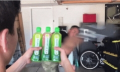 Cựu võ sĩ MMA Cung Lê 1 phát ăn 3 với thử thách theo trào lưu bottle cap challengev