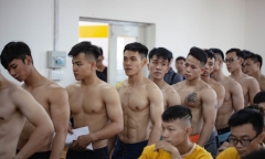 Nguyên dàn trai đẹp body 6 múi đổ bộ tại ĐH Hutech khiến hội chị em “bấn loạn”