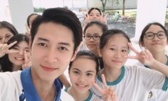 Thầy giáo thực tập điển trai hút hồn học sinh nhờ nụ cười tỏa nắng 