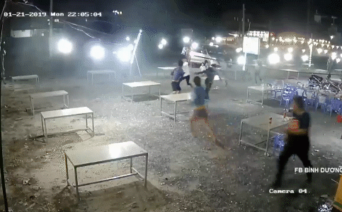 Video: Đang ngồi nhậu phải bỏ chạy tán loạn vì bị nhóm người lạ đi ôtô đến truy sát