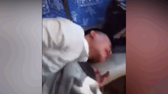 Video: Tiễn chị gái về nhà chồng, nam thanh niên nằm khóc nức nở