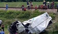 Tin tức tai nạn giao thông mới nhất hôm nay 16/6/2019: Xe tải bị tàu hỏa đâm, tài xế nguy kịch