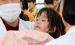 Chìm tàu Hàn Quốc: Đau xót bé gái mất cả gia đình      