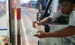 Tài xế dùng tiền lẻ thấm nước mua vé qua Trạm BOT Cần Thơ – Phụng Hiệp