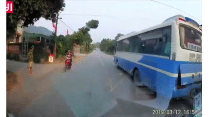 Video: Bé trai bất thình lình băng qua đường, tài xế ôtô