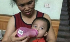Bé trai khôi ngô bị bỏ rơi cạnh xe tải