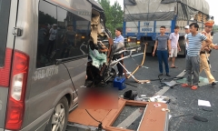 Hiện trường vụ tai nạn ô tô 16 chỗ đâm xe đầu kéo, 4 người thương vong