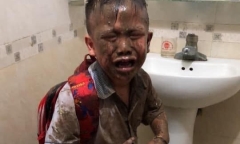 Mải “đuổi hoa bắt bướm”, cậu bé rơi xuống ruộng và biểu cảm sau đó khiến dân mạng phì cười