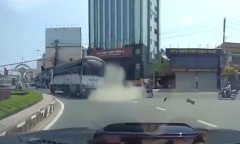 Video: Đang chạy nhanh, xe tải nổ lốp văng cả vỏ ra đường