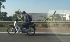 Nam thanh niên vắt chân, lái xe một tay phóng 80km/h trên Đại lộ Thăng Long
