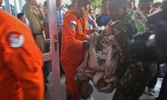 Máy bay AirAsia mất tích: Mới trục vớt được 3 thi thể nạn nhân