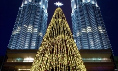 Cây thông khổng lồ, đèn kỷ lục Guinness rực rỡ Giáng sinh