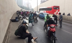 Hàng chục xe máy đang đổ la liệt trong hầm chui Kim Liên