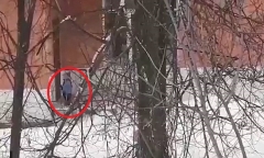 Cô giáo bỏ quên bé trai 2 tuổi ngoài trời -15°C