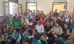 Người dân cầm hoa, đến đông nghịt nghe tuyên án vụ bác sỹ Hoàng Công Lương