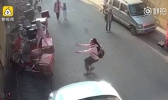 Cháu bé 2 tuổi rơi xuống từ tầng 3, cô gái trẻ dang tay đỡ