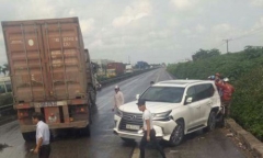 Xe container lao qua dải phân cách, đâm bẹp 