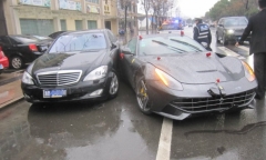 Xe hoa Ferrari F12 Berlinetta “hôn” Mercedes-Benz S 500