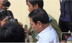 Video: Ông Nguyễn Hữu Linh vội vã vào phòng xử kín, né tránh ống kính phóng viên