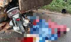 Tông vào đuôi ô tô đỗ ven đường, 2 mẹ con tử vong thương tâm